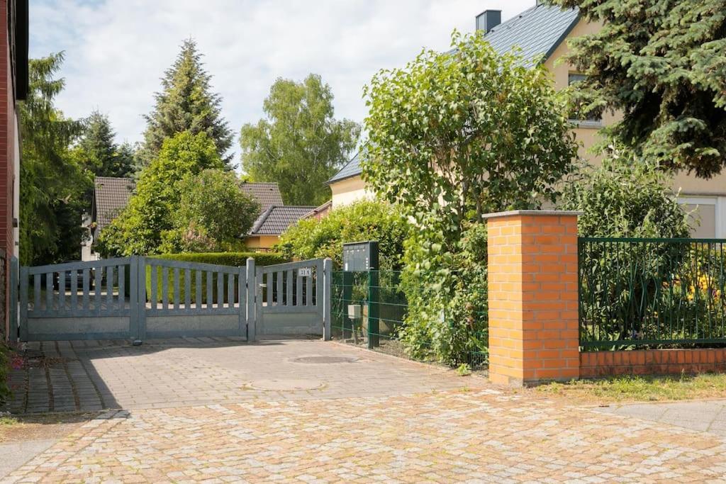 Charmantes Townhaus Mit Garten, W-Lan & Netflix Potsdam Bagian luar foto